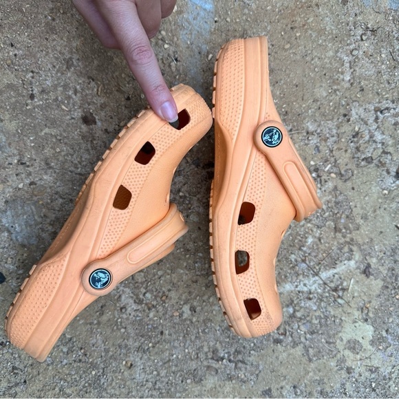 Crocs Classic Clogs Orange Men’s 6 / Women’s 8 Lightweight Slip-On - Picture 9 of 9